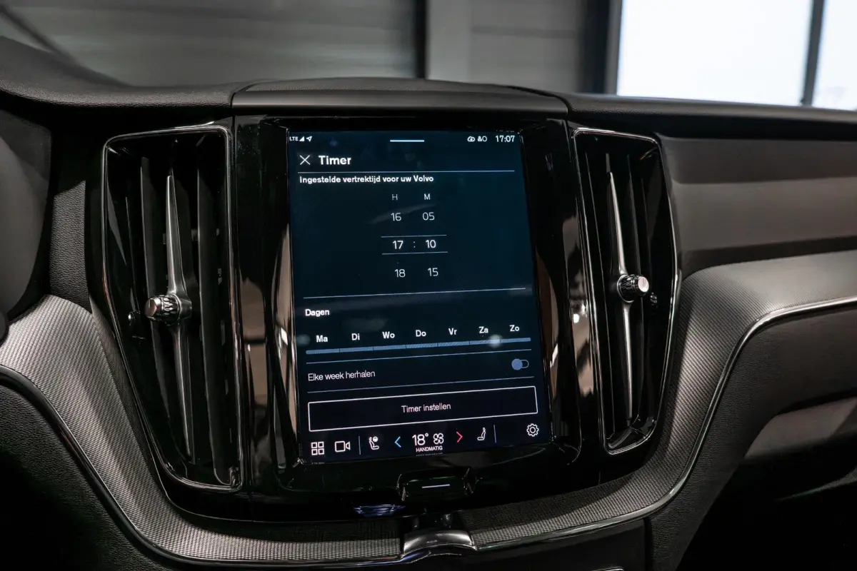 2.0 T6 Plug-in hybrid AWD Ultimate Black Edition Nieuw | R Design