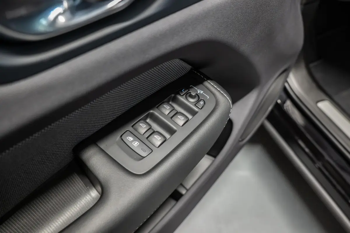 2.0 T6 Plug-in hybrid AWD Ultimate Black Edition Nieuw | R Design