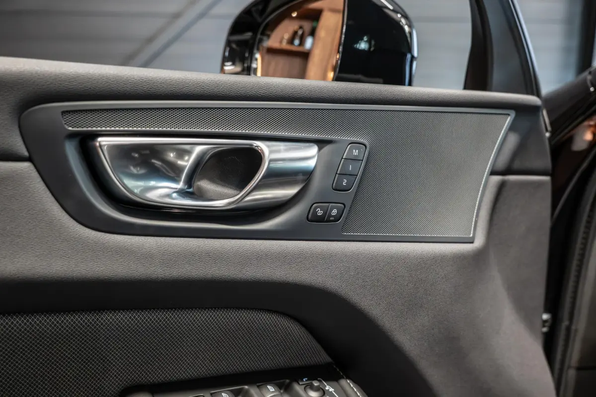 2.0 T6 Plug-in hybrid AWD Ultimate Black Edition Nieuw | R Design