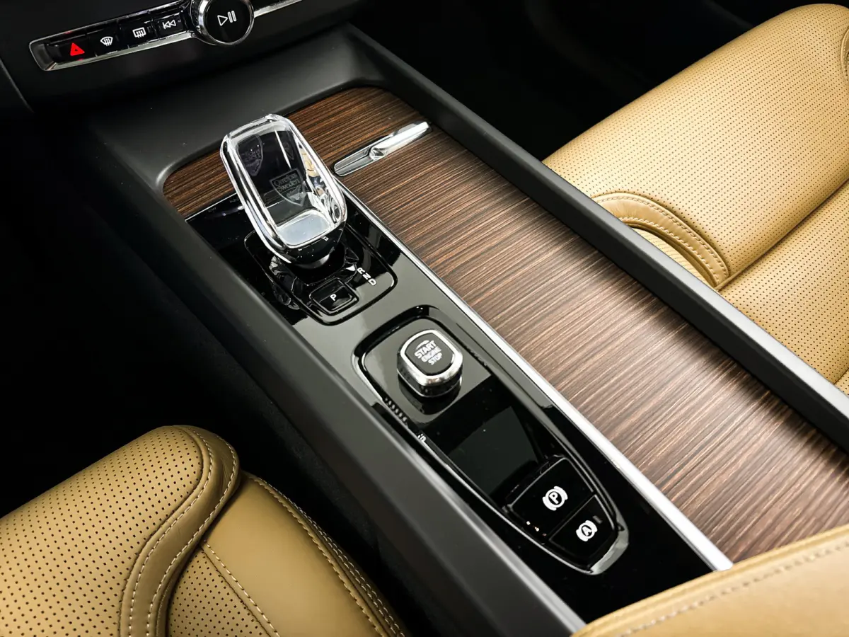 T8 Plug-in hybrid AWD R-Design | Panoramadak | 360° camera | Bowers & Wilkins | Luchtvering | Stoelventilatie | Stoel- en stuurverwarming | Trekhaak