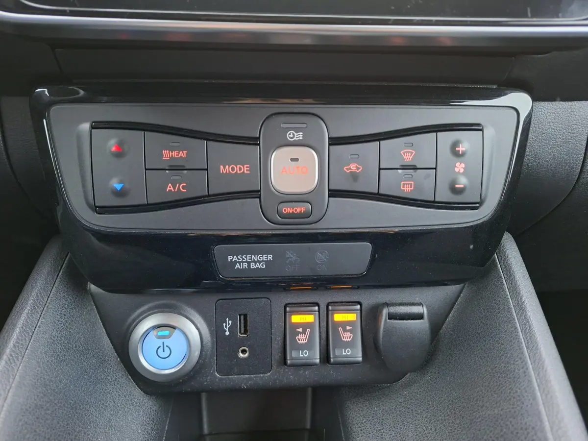 N-Connecta 40 kWh Adaptive Cruise/Carplay/SOH 88,3/360camera/Navigatie/Stoelverwarming/Stuurwielverwarming