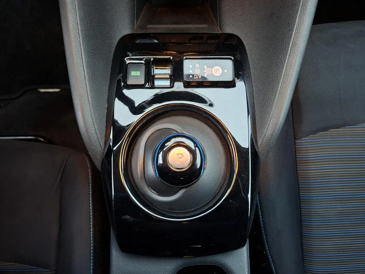 N-Connecta 40 kWh Adaptive Cruise/Carplay/SOH 88,3/360camera/Navigatie/Stoelverwarming/Stuurwielverwarming