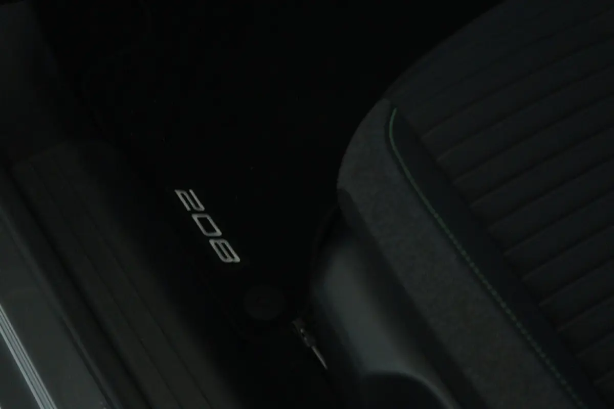 Hybrid 110 e-DCS6 Active | Cruise Control | Carplay | LED | Airco | Parkeersensoren | Eleklektrische Ramen