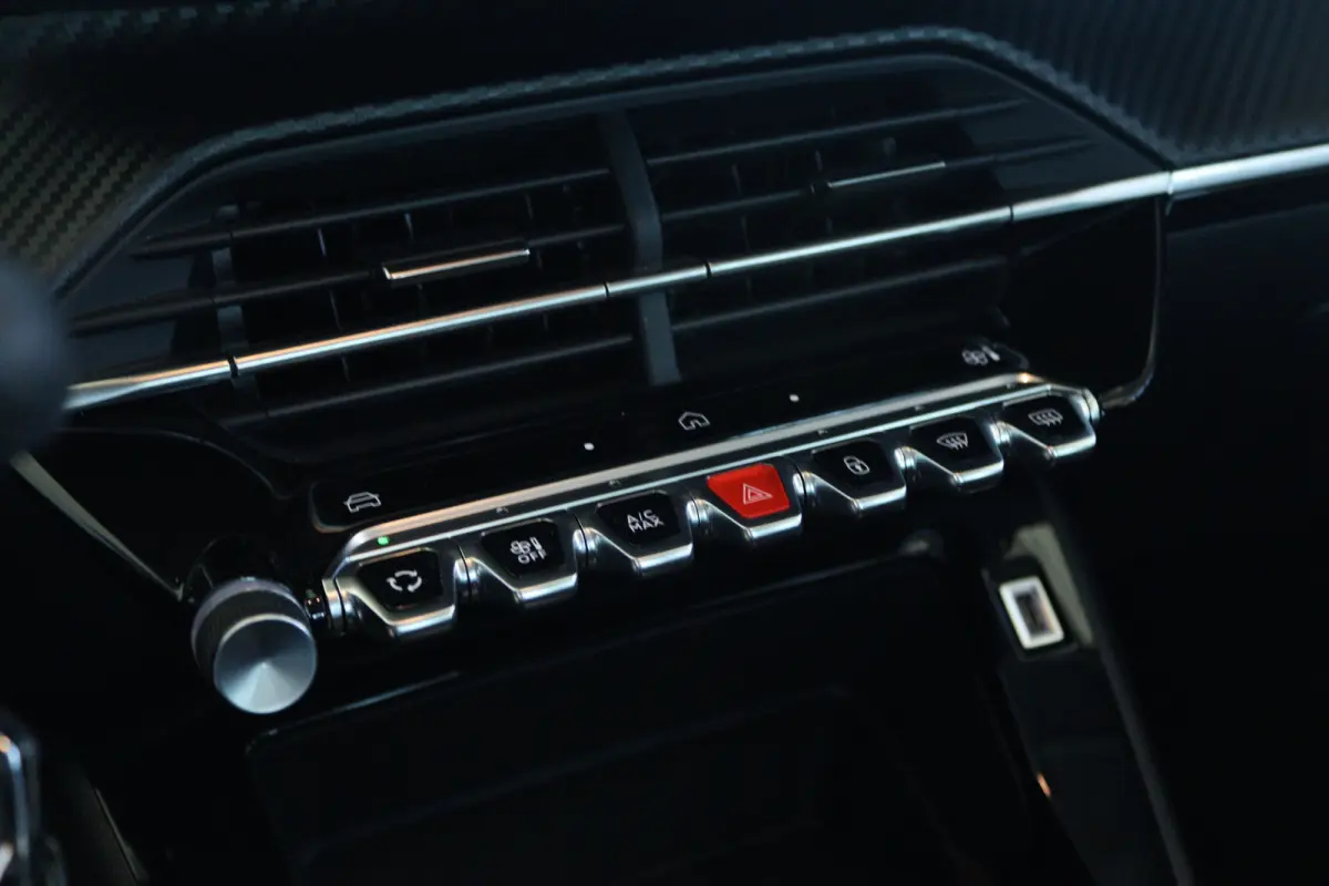 Hybrid 110 e-DCS6 Active | Cruise Control | Carplay | LED | Airco | Parkeersensoren | Eleklektrische Ramen