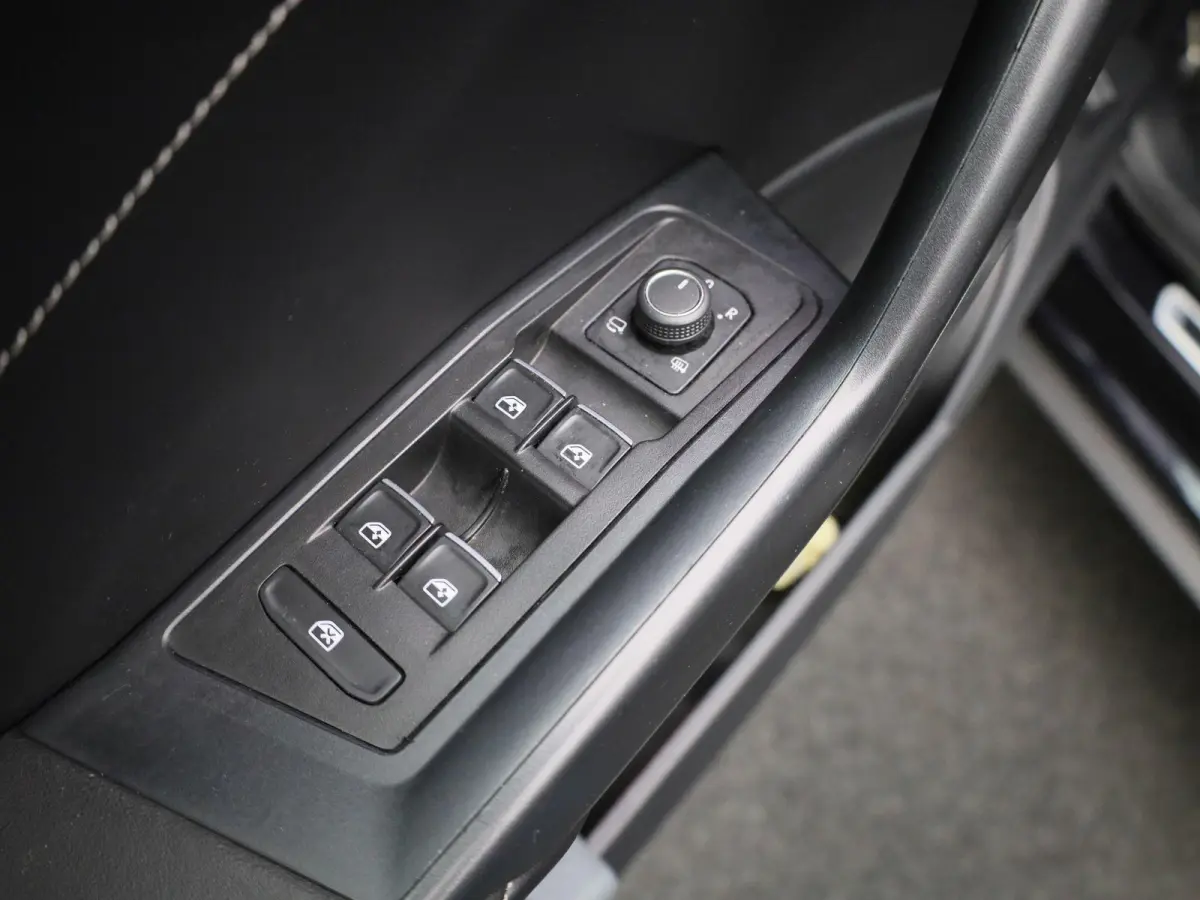 1.5 TSI R-Line Business | 150 PK | Automaat | Black Style | Keyless | Stoelverwarming | Digital Cockpit PRO | Navigatie | Carplay / Android Auto | Parkeercamera |