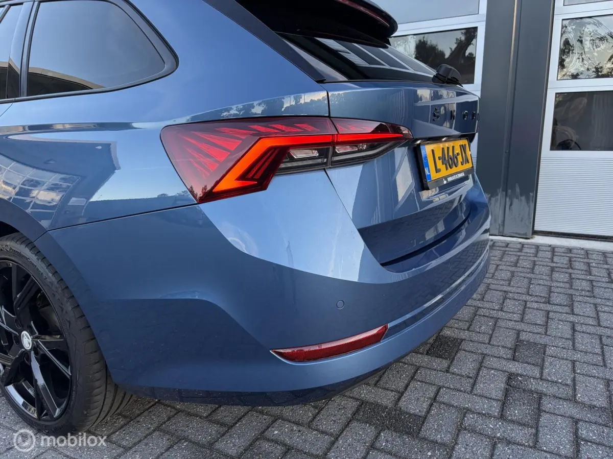 1.0 TSI Sport Business|Wegklapbare Trekhaak|18 inch|Zwarte Hemel|Sportstoelen|Sfeerverlichting.