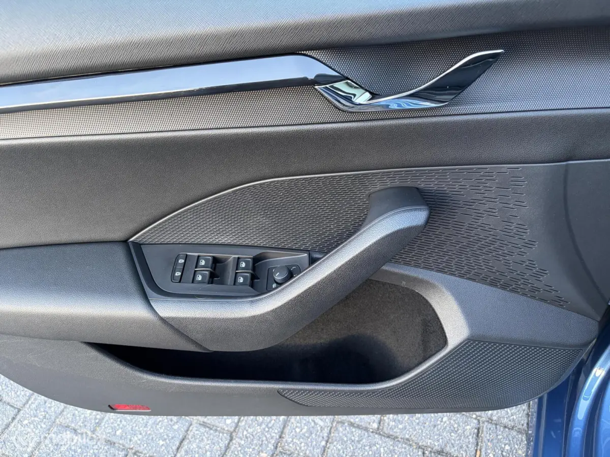 1.0 TSI Sport Business|Wegklapbare Trekhaak|18 inch|Zwarte Hemel|Sportstoelen|Sfeerverlichting.