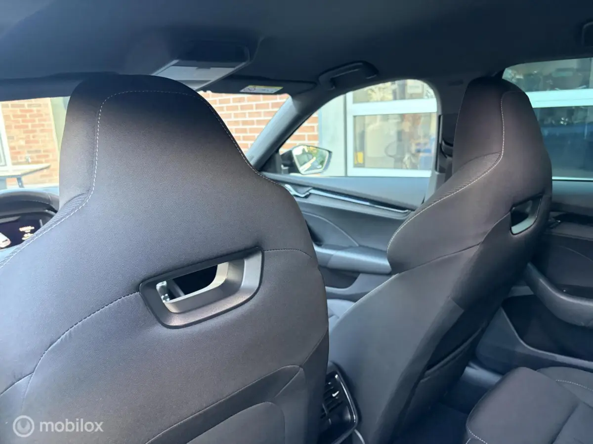 1.0 TSI Sport Business|Wegklapbare Trekhaak|18 inch|Zwarte Hemel|Sportstoelen|Sfeerverlichting.