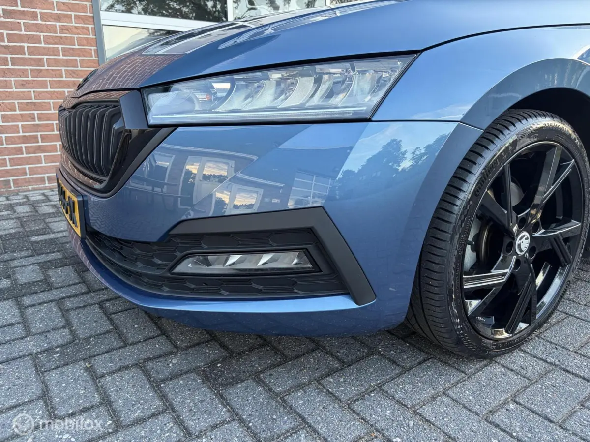 1.0 TSI Sport Business|Wegklapbare Trekhaak|18 inch|Zwarte Hemel|Sportstoelen|Sfeerverlichting.