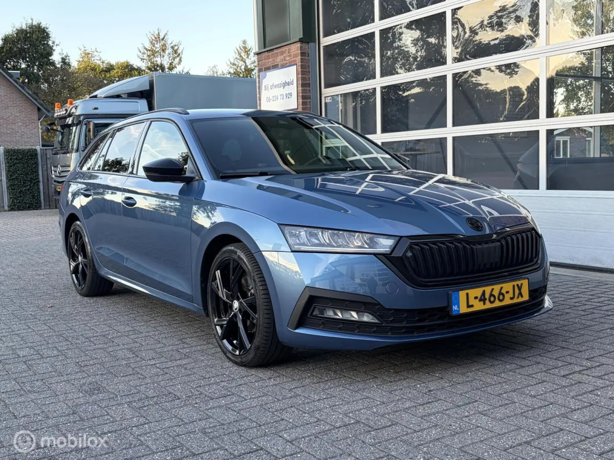 1.0 TSI Sport Business|Wegklapbare Trekhaak|18 inch|Zwarte Hemel|Sportstoelen|Sfeerverlichting.