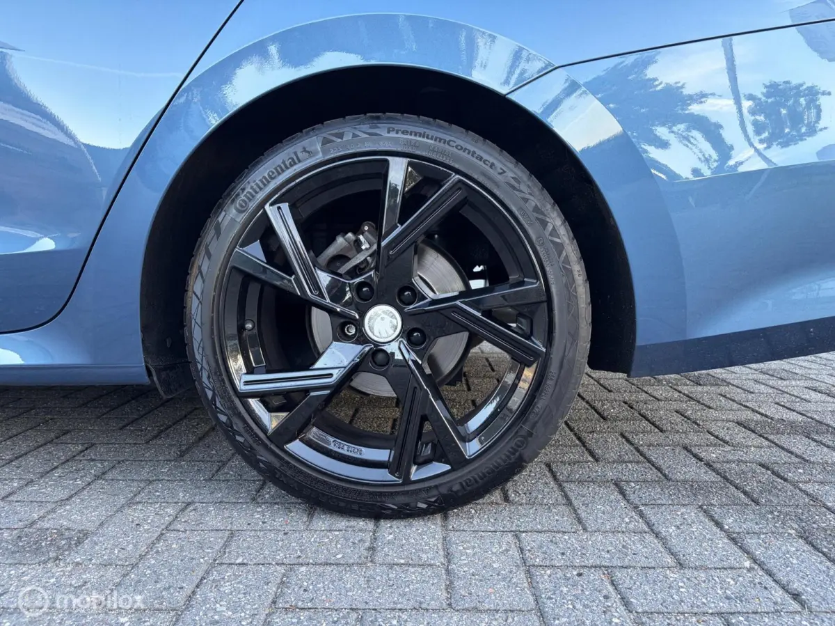 1.0 TSI Sport Business|Wegklapbare Trekhaak|18 inch|Zwarte Hemel|Sportstoelen|Sfeerverlichting.