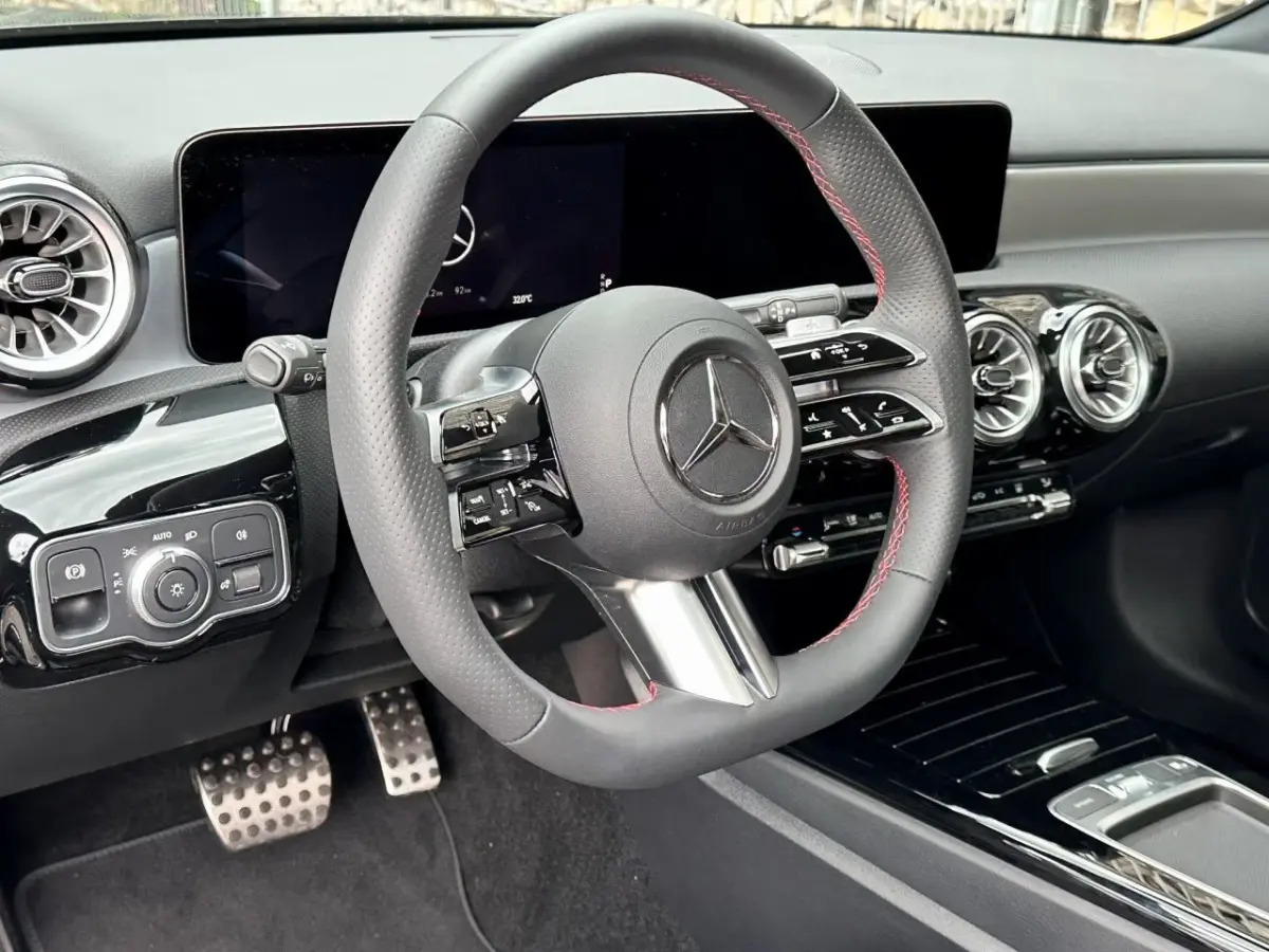 250 e AMG ** HIGH LED, NAVI+, PANO, CAMERA, KEYLESS, SPIEGEL, 19-inch LMV ** Nw - UNFALLFREI ** ** INFORMEER OOK NAAR ONZE AANTREKKELIJKE FINANCIAL-LEASE TARIEVEN **