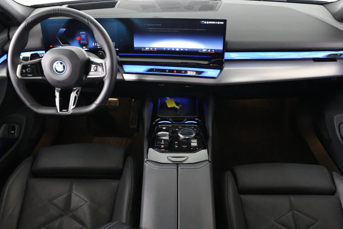 530e M Sport Edition | Harman/Kardon | Panoramadak | Memoryzetels | Luchtvering | LED | Sfeerverlichting | 360 Camera Clima | Keyless