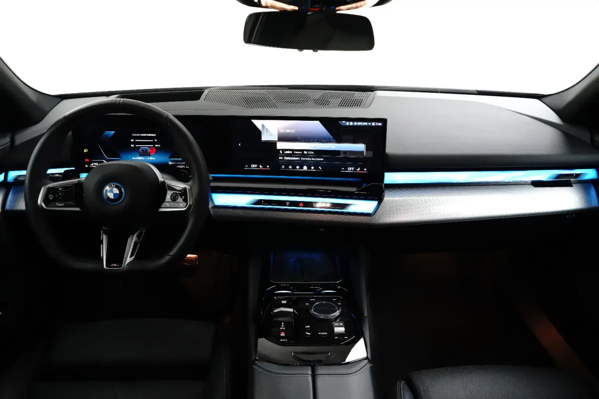 530e M Sport Edition | Harman/Kardon | Panoramadak | Memoryzetels | Luchtvering | LED | Sfeerverlichting | 360 Camera Clima | Keyless