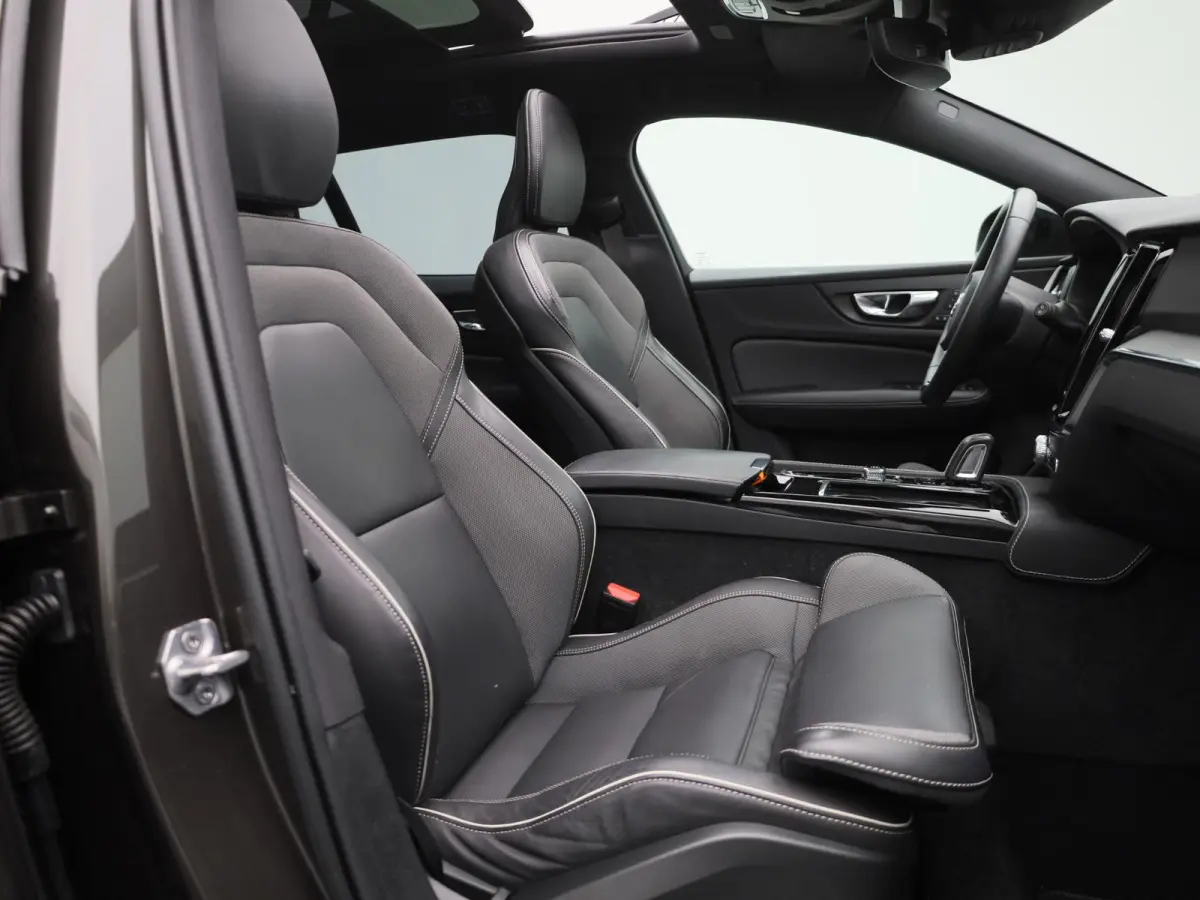 2.0 T8 Recharge AWD R-Design VERWACHT !! | PANORAMADAK | MEMORY | NAVIGATIE | CAMERA | TREKHAAK | STOELVERWARMING | LEDER | SPORSTOELEN | ELEKTRISCHE STOEL | 12 MAANDEN BOVAG GARANTIE |