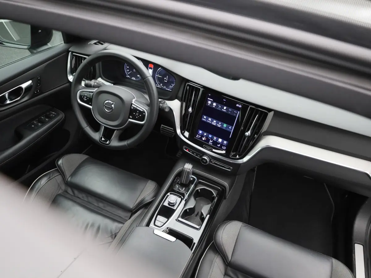2.0 T8 Recharge AWD R-Design VERWACHT !! | PANORAMADAK | MEMORY | NAVIGATIE | CAMERA | TREKHAAK | STOELVERWARMING | LEDER | SPORSTOELEN | ELEKTRISCHE STOEL | 12 MAANDEN BOVAG GARANTIE |