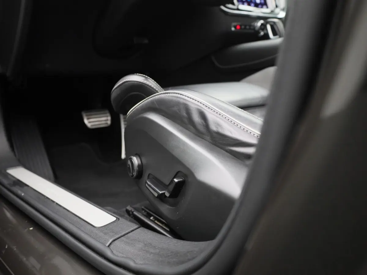 2.0 T8 Recharge AWD R-Design VERWACHT !! | PANORAMADAK | MEMORY | NAVIGATIE | CAMERA | TREKHAAK | STOELVERWARMING | LEDER | SPORSTOELEN | ELEKTRISCHE STOEL | 12 MAANDEN BOVAG GARANTIE |