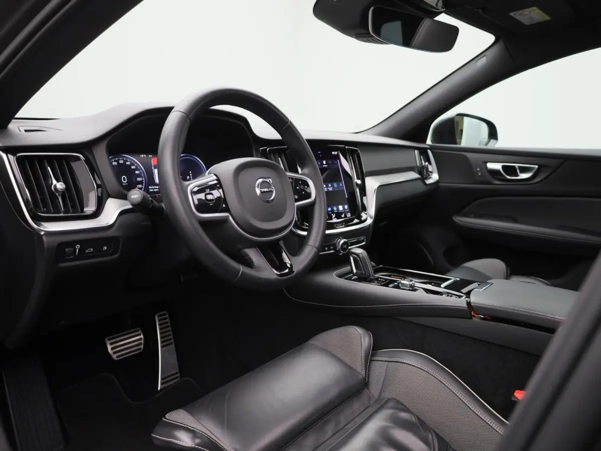 2.0 T8 Recharge AWD R-Design VERWACHT !! | PANORAMADAK | MEMORY | NAVIGATIE | CAMERA | TREKHAAK | STOELVERWARMING | LEDER | SPORSTOELEN | ELEKTRISCHE STOEL | 12 MAANDEN BOVAG GARANTIE |