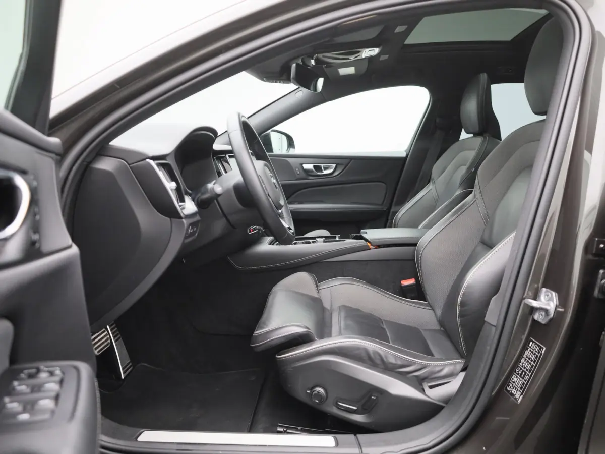 2.0 T8 Recharge AWD R-Design VERWACHT !! | PANORAMADAK | MEMORY | NAVIGATIE | CAMERA | TREKHAAK | STOELVERWARMING | LEDER | SPORSTOELEN | ELEKTRISCHE STOEL | 12 MAANDEN BOVAG GARANTIE |