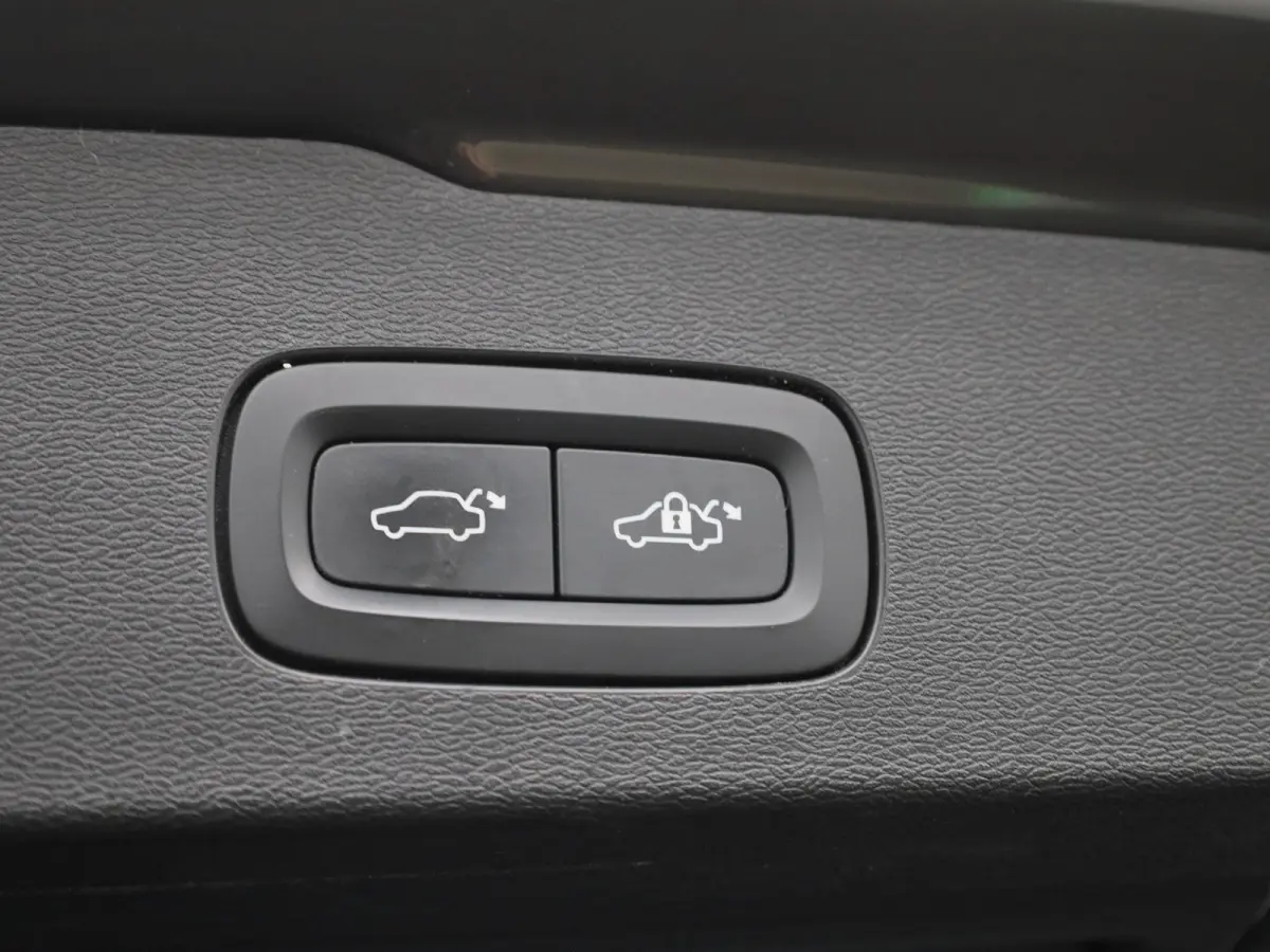 2.0 T8 Recharge AWD R-Design VERWACHT !! | PANORAMADAK | MEMORY | NAVIGATIE | CAMERA | TREKHAAK | STOELVERWARMING | LEDER | SPORSTOELEN | ELEKTRISCHE STOEL | 12 MAANDEN BOVAG GARANTIE |