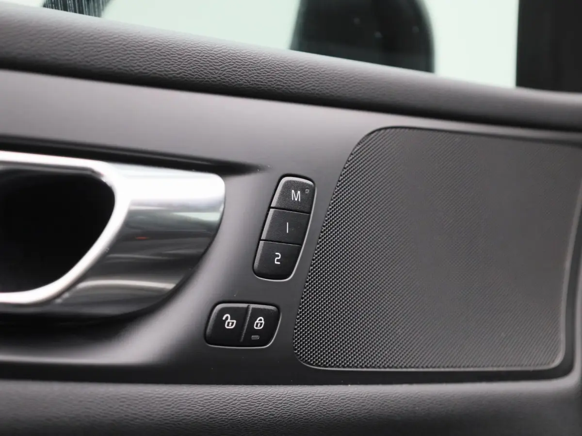 2.0 T8 Recharge AWD R-Design VERWACHT !! | PANORAMADAK | MEMORY | NAVIGATIE | CAMERA | TREKHAAK | STOELVERWARMING | LEDER | SPORSTOELEN | ELEKTRISCHE STOEL | 12 MAANDEN BOVAG GARANTIE |