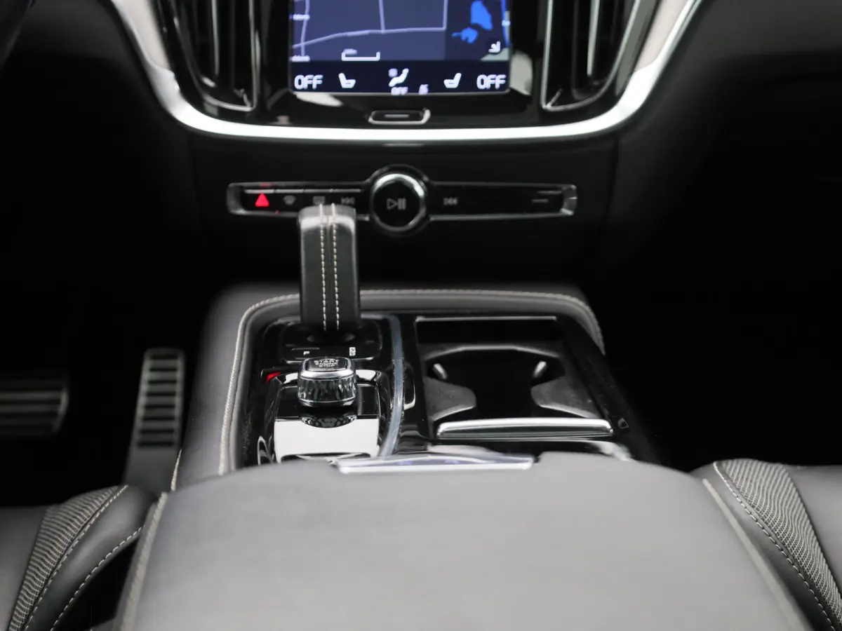 2.0 T8 Recharge AWD R-Design VERWACHT !! | PANORAMADAK | MEMORY | NAVIGATIE | CAMERA | TREKHAAK | STOELVERWARMING | LEDER | SPORSTOELEN | ELEKTRISCHE STOEL | 12 MAANDEN BOVAG GARANTIE |