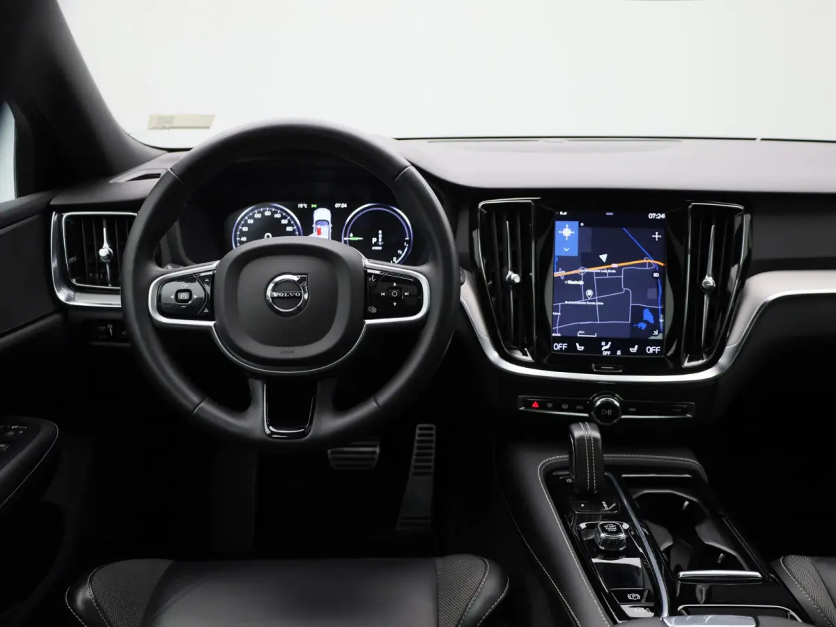 2.0 T8 Recharge AWD R-Design VERWACHT !! | PANORAMADAK | MEMORY | NAVIGATIE | CAMERA | TREKHAAK | STOELVERWARMING | LEDER | SPORSTOELEN | ELEKTRISCHE STOEL | 12 MAANDEN BOVAG GARANTIE |