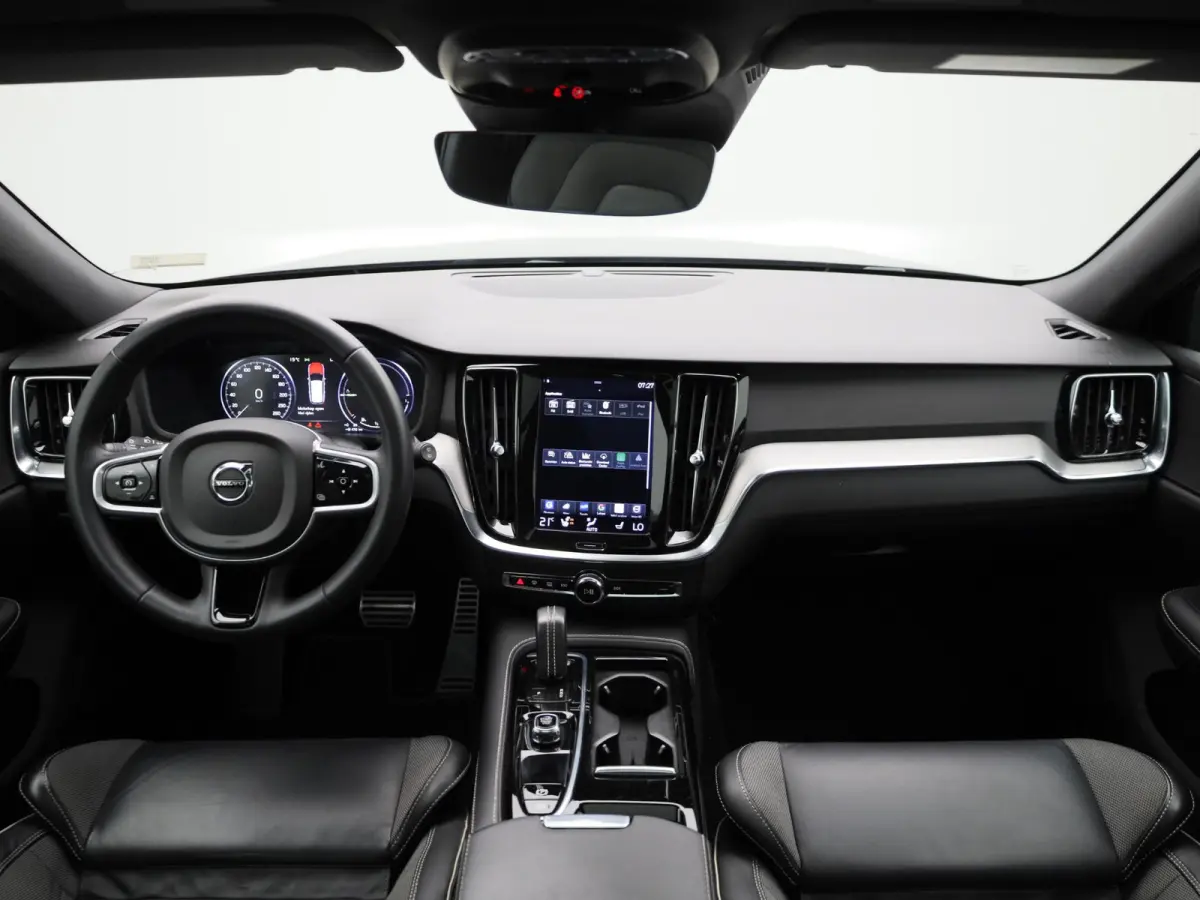 2.0 T8 Recharge AWD R-Design VERWACHT !! | PANORAMADAK | MEMORY | NAVIGATIE | CAMERA | TREKHAAK | STOELVERWARMING | LEDER | SPORSTOELEN | ELEKTRISCHE STOEL | 12 MAANDEN BOVAG GARANTIE |