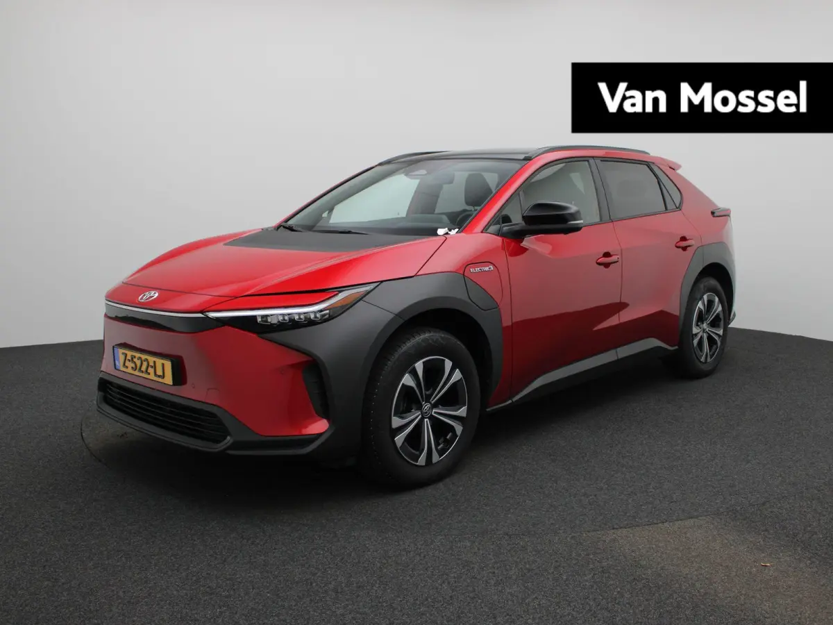 Dynamic 71 kWh | Panorama dak | Trekhaak | Stoel + stuur verwarming | Carplay | Navigatie |