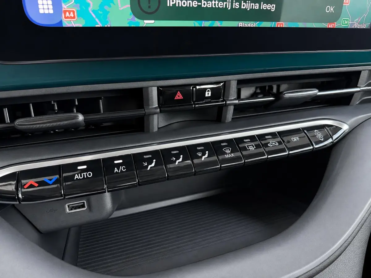 42 kWh DEMO ! Navigatie by Apple Carplay Android Auto camera Parkeersensoren rondom Dodehoekdetectie Cruise Control Stoelverwarming Keyless Entry Climate Control