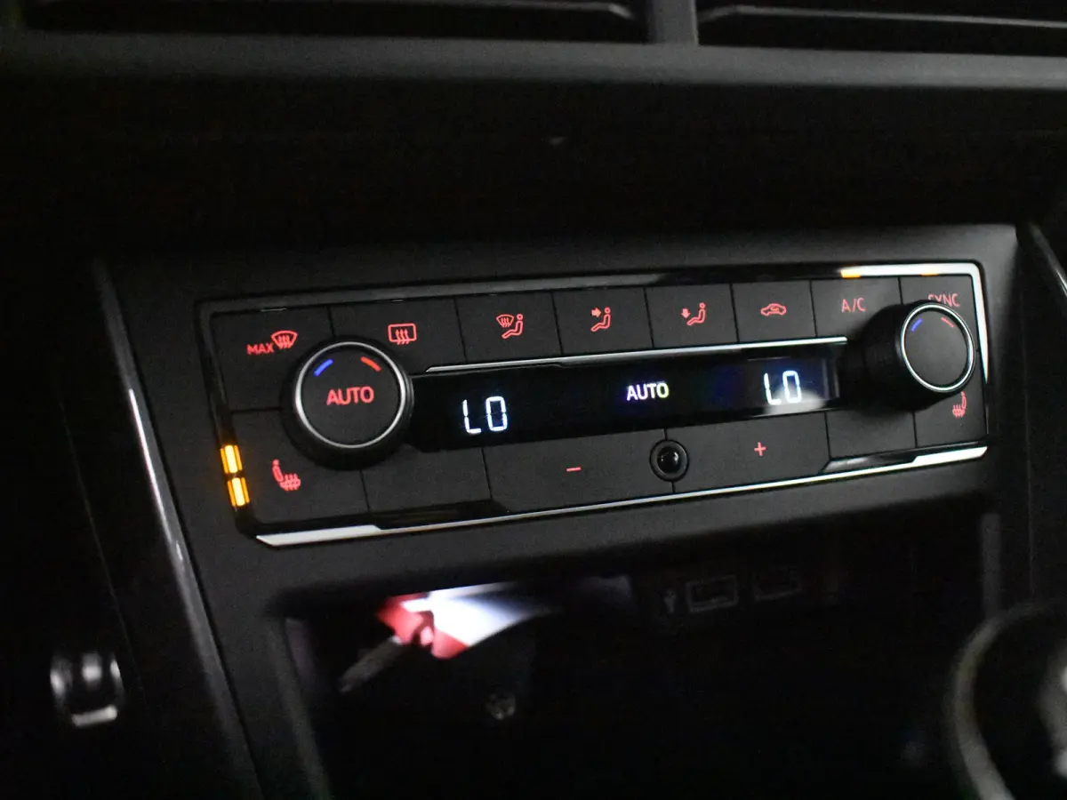 1.0 TS R-Line 115 PK | Elektr Glazen Pano-dak | Camera | Cr. Contr Adapt | Parkeer assistent | Parkeersensoren | Keyless | Stoelverw | Climate contr | DAB | LED | 17"LMV