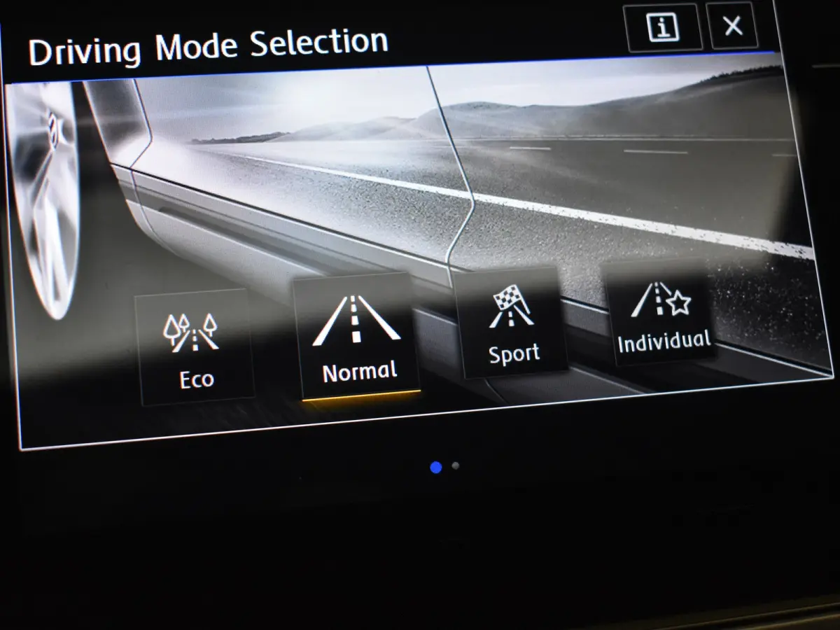 1.0 TS R-Line 115 PK | Elektr Glazen Pano-dak | Camera | Cr. Contr Adapt | Parkeer assistent | Parkeersensoren | Keyless | Stoelverw | Climate contr | DAB | LED | 17"LMV