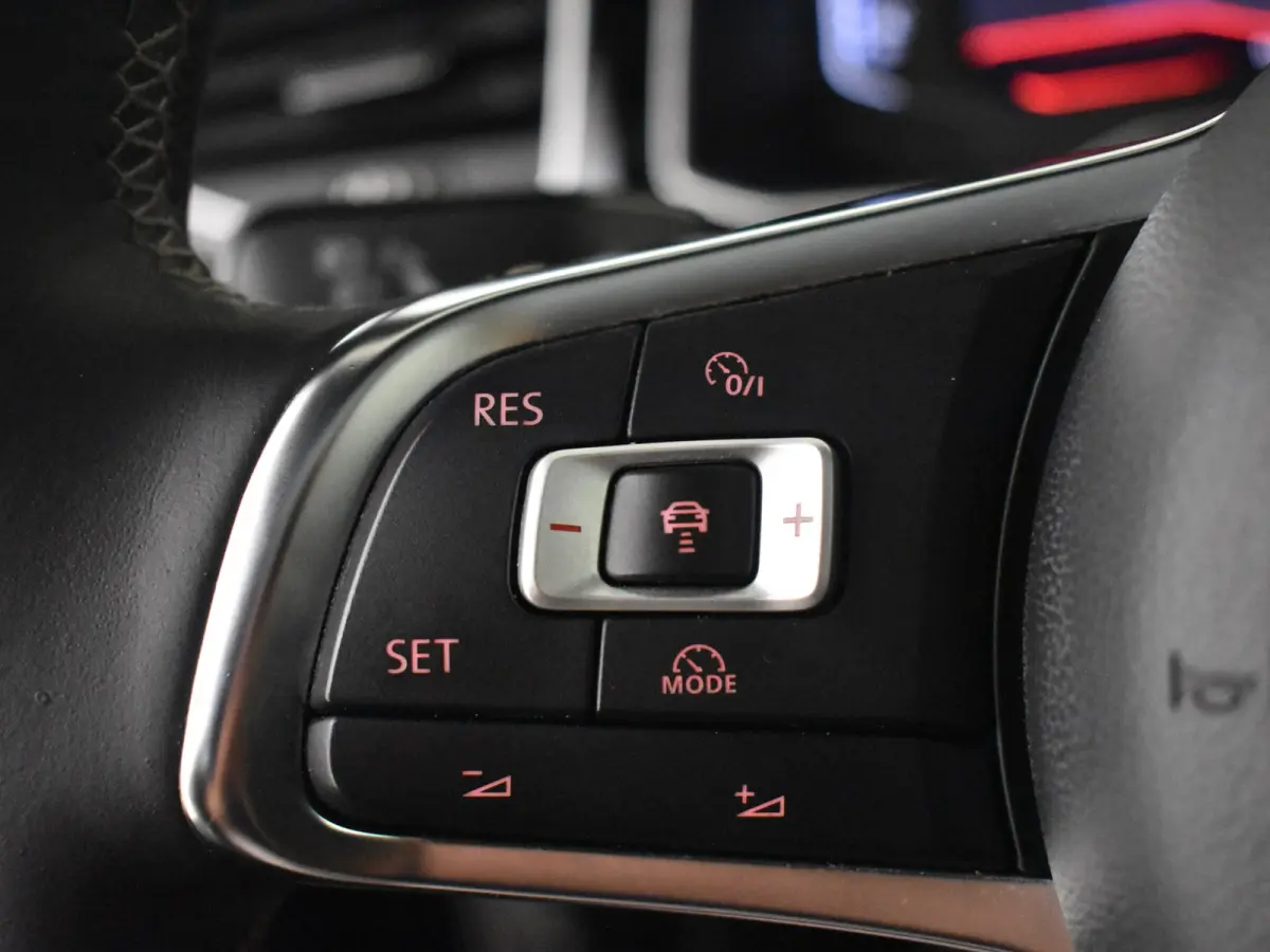 1.0 TS R-Line 115 PK | Elektr Glazen Pano-dak | Camera | Cr. Contr Adapt | Parkeer assistent | Parkeersensoren | Keyless | Stoelverw | Climate contr | DAB | LED | 17"LMV