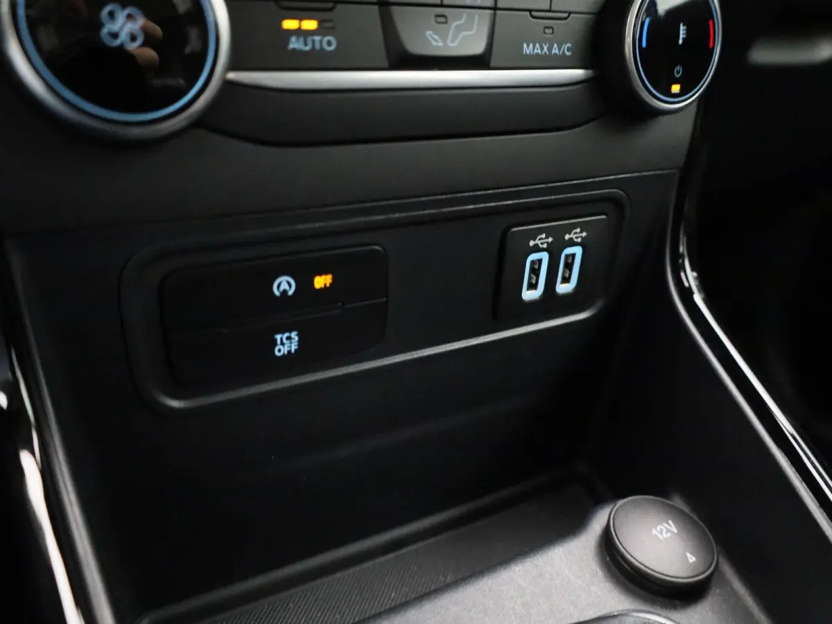 1.0 EcoBoost Titanium | Trekhaak | B&O Audiosysteem | Cruise Control | Navigatie | Parkeersensoren Achter | Klimaat Controle |