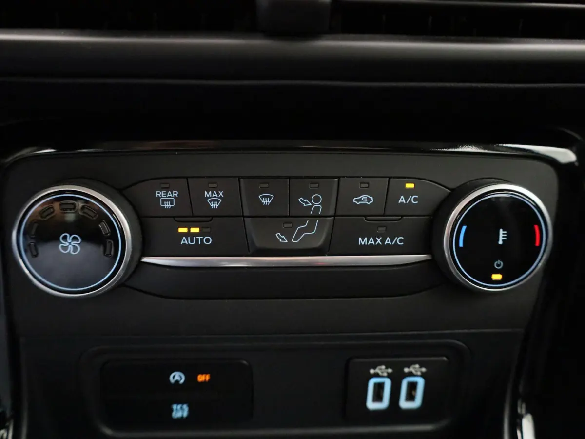1.0 EcoBoost Titanium | Trekhaak | B&O Audiosysteem | Cruise Control | Navigatie | Parkeersensoren Achter | Klimaat Controle |