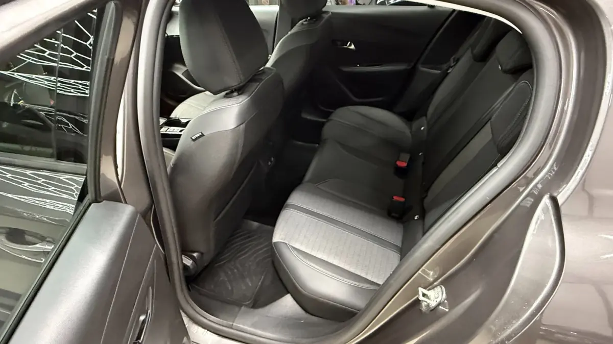 1.2 Allure 3D virtual display, Carplay cruise control, achteruit camera, stoelverwarming