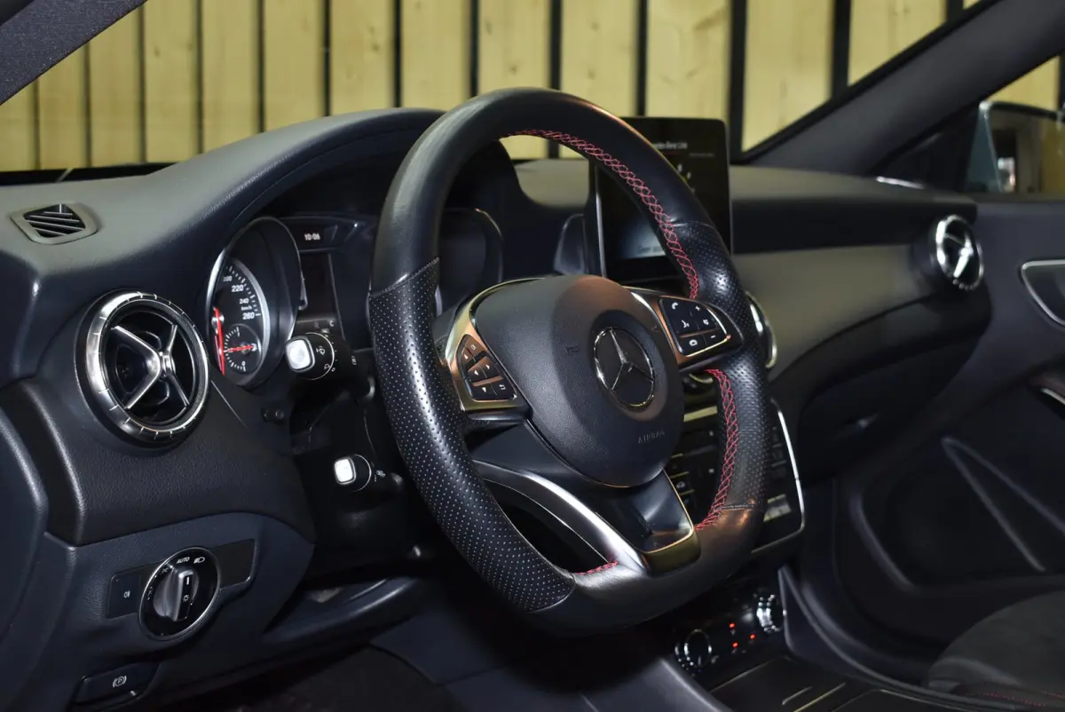 180 AMG 62dkm Trekhaak Dealerauto NL-auto LED Stoelverw. 18"4S + Nwe APK