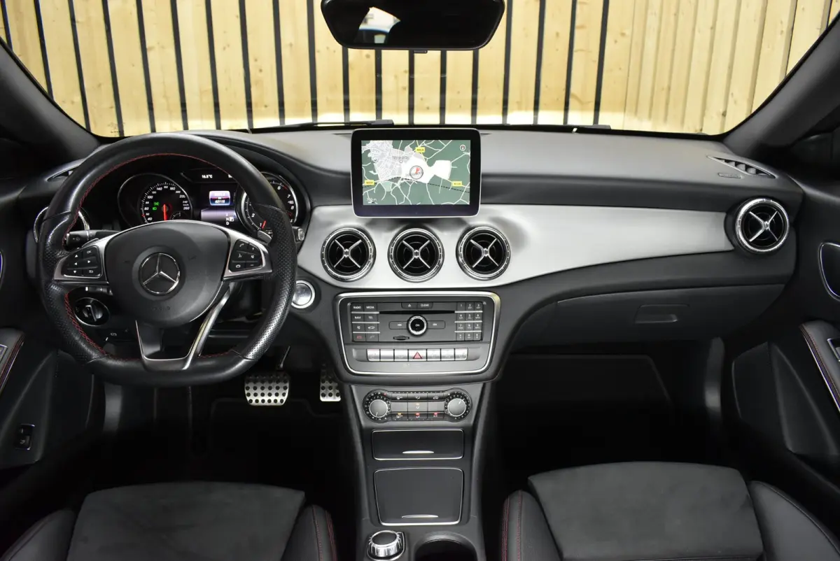 180 AMG 62dkm Trekhaak Dealerauto NL-auto LED Stoelverw. 18"4S + Nwe APK