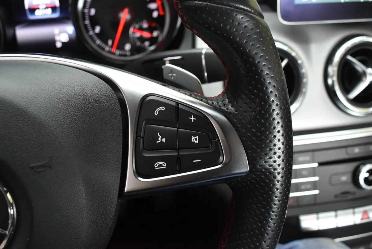 180 AMG 62dkm Trekhaak Dealerauto NL-auto LED Stoelverw. 18"4S + Nwe APK