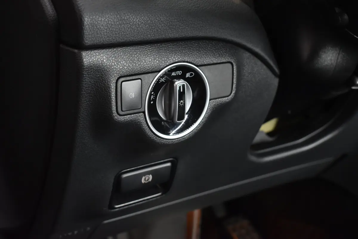 180 AMG 62dkm Trekhaak Dealerauto NL-auto LED Stoelverw. 18"4S + Nwe APK