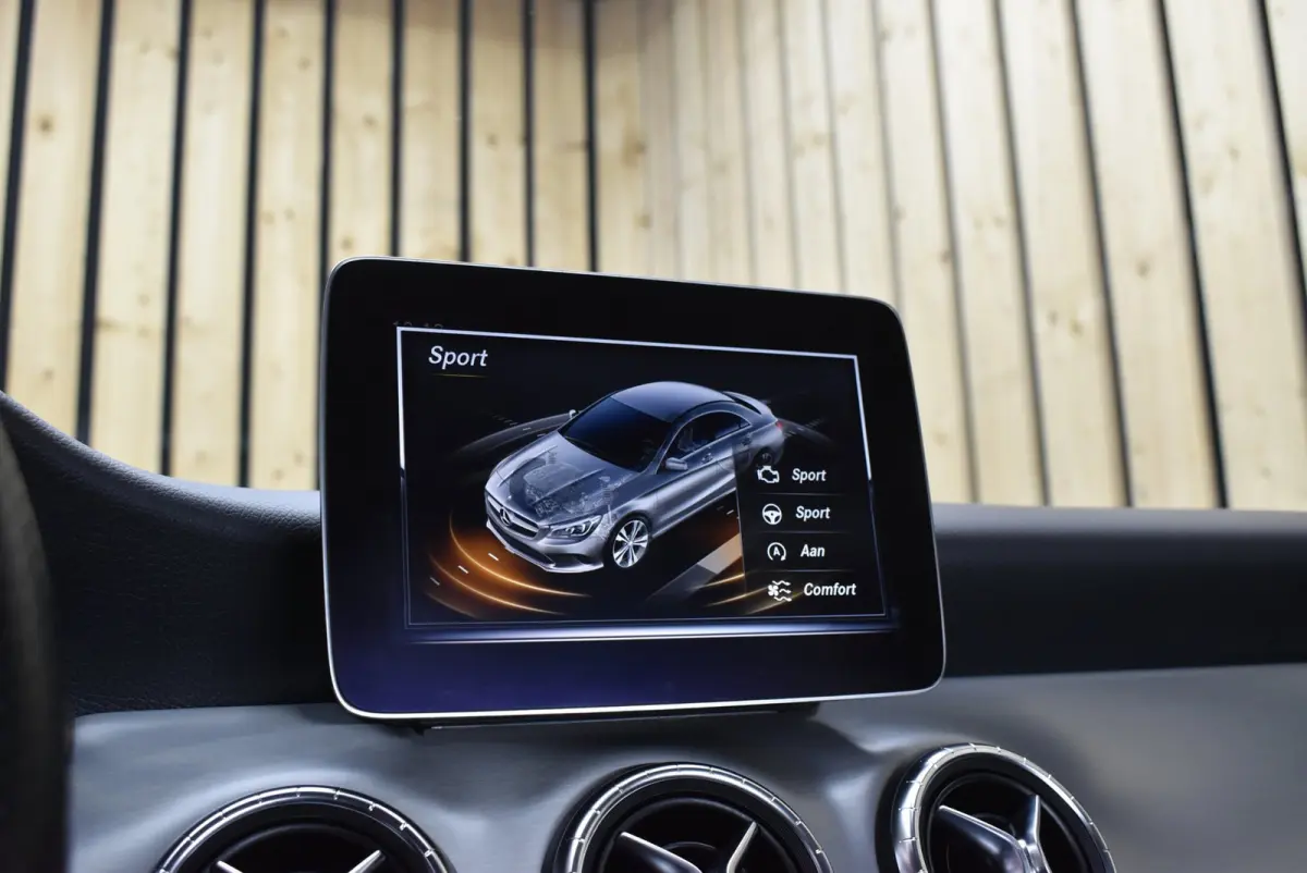 180 AMG 62dkm Trekhaak Dealerauto NL-auto LED Stoelverw. 18"4S + Nwe APK