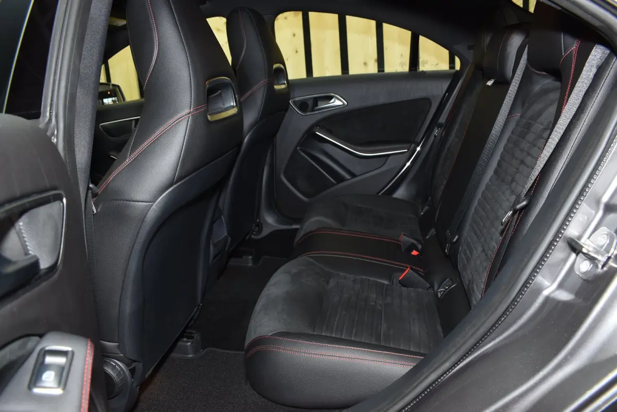 180 AMG 62dkm Trekhaak Dealerauto NL-auto LED Stoelverw. 18"4S + Nwe APK