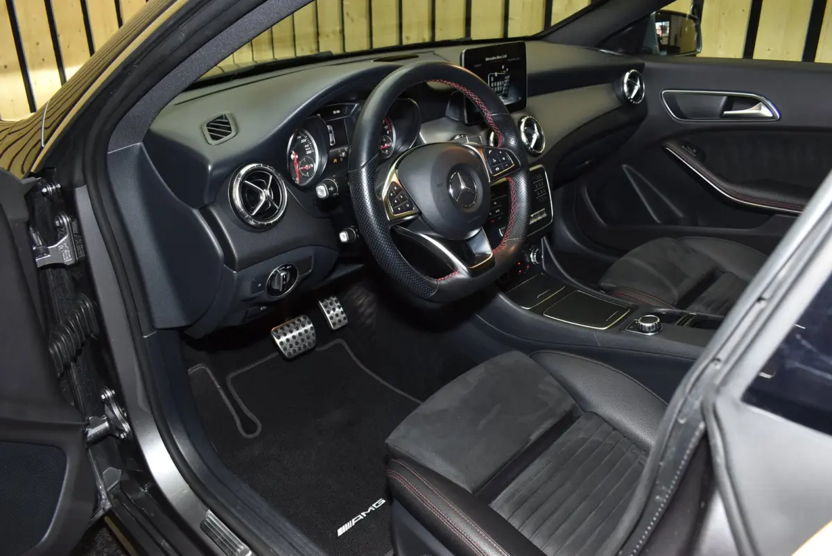 180 AMG 62dkm Trekhaak Dealerauto NL-auto LED Stoelverw. 18"4S + Nwe APK