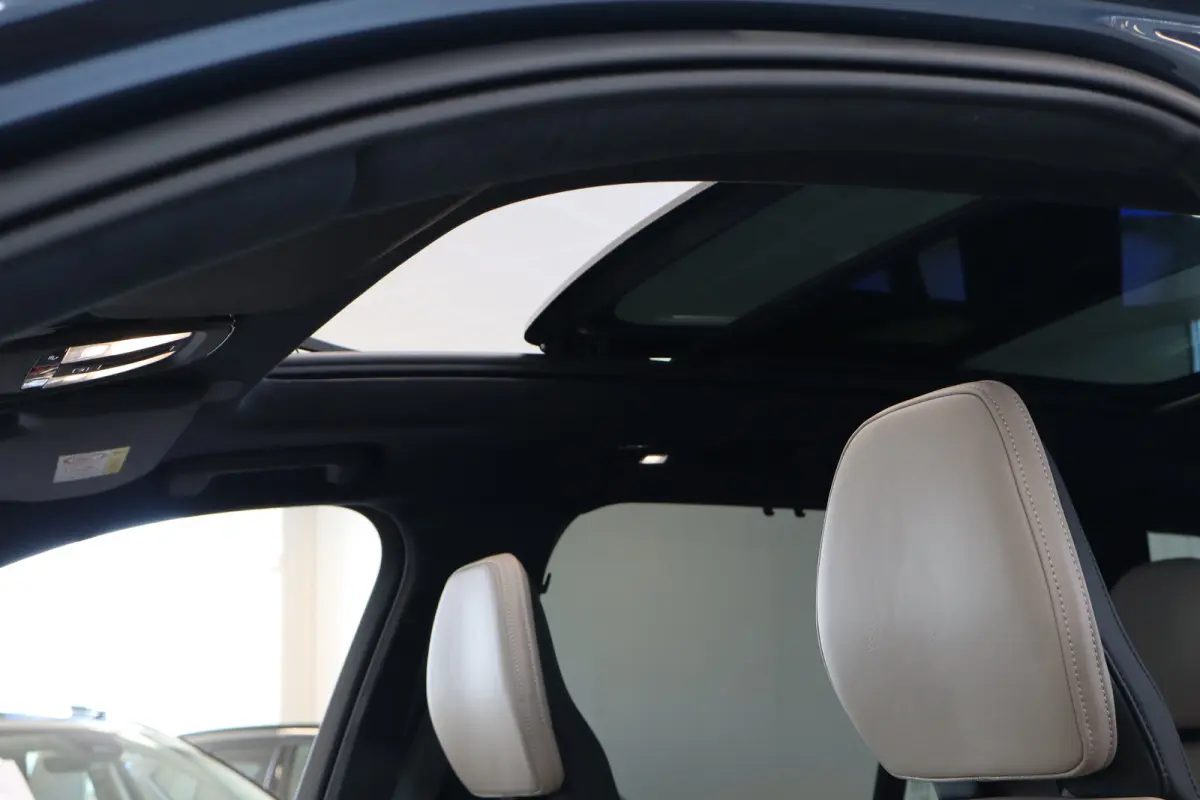 T8 406PK AWD Ultra Dark Executive B&W | 22" | Luchtvering | Massage/ventilatie | Gelam. glas