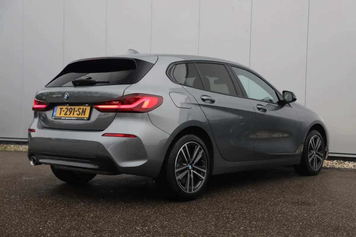 118i Automaat LMV Sportstoelen Half Leder Virtual Cockpit Navigatie Draadloos Carplay Sfeerverlichting Sport Velgen
