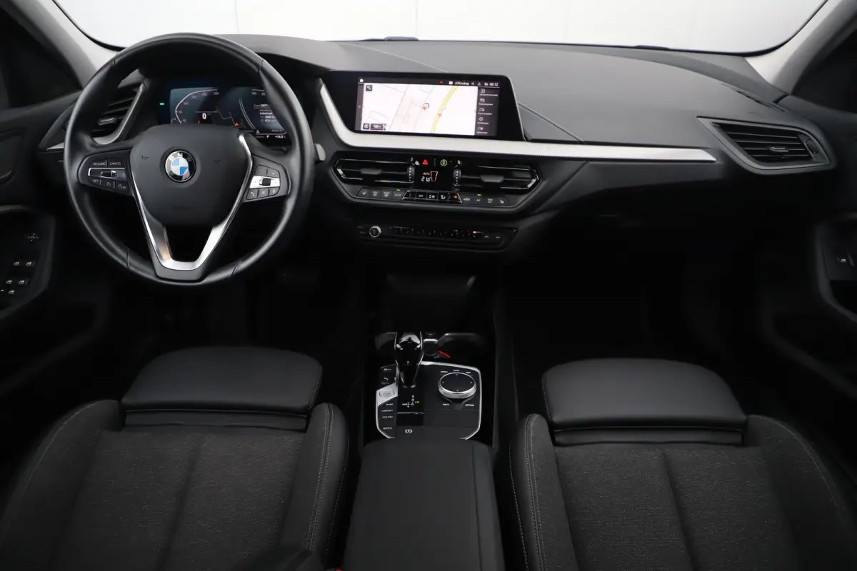 118i Automaat LMV Sportstoelen Half Leder Virtual Cockpit Navigatie Draadloos Carplay Sfeerverlichting Sport Velgen