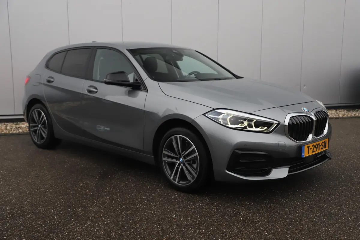 118i Automaat LMV Sportstoelen Half Leder Virtual Cockpit Navigatie Draadloos Carplay Sfeerverlichting Sport Velgen