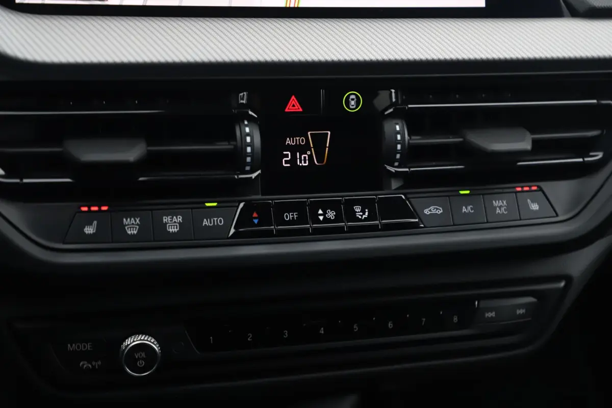 118i Automaat LMV Sportstoelen Half Leder Virtual Cockpit Navigatie Draadloos Carplay Sfeerverlichting Sport Velgen
