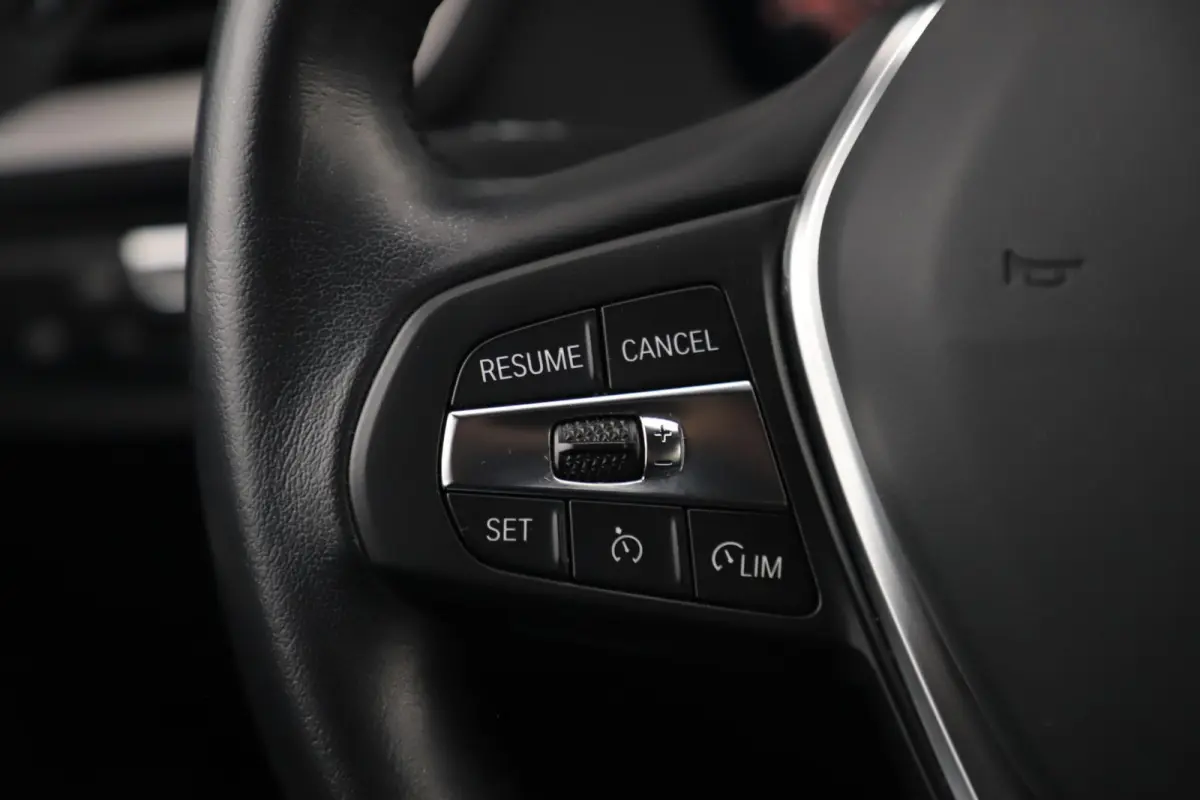 118i Automaat LMV Sportstoelen Half Leder Virtual Cockpit Navigatie Draadloos Carplay Sfeerverlichting Sport Velgen