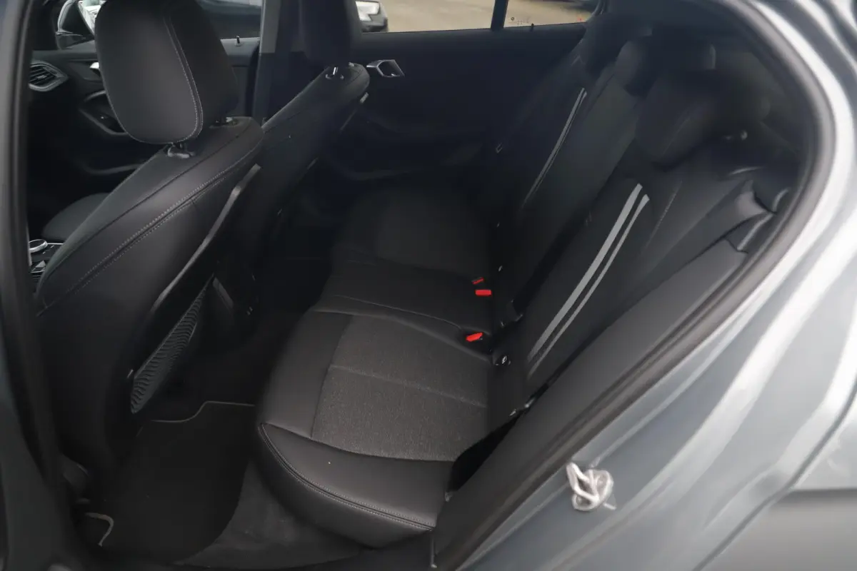 118i Automaat LMV Sportstoelen Half Leder Virtual Cockpit Navigatie Draadloos Carplay Sfeerverlichting Sport Velgen